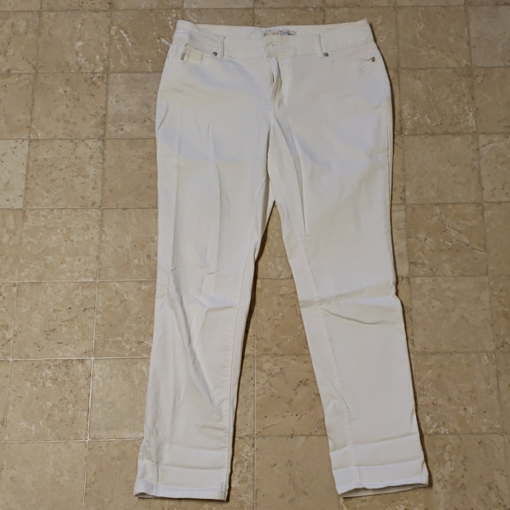 Like new, white jeans perfect for spring!